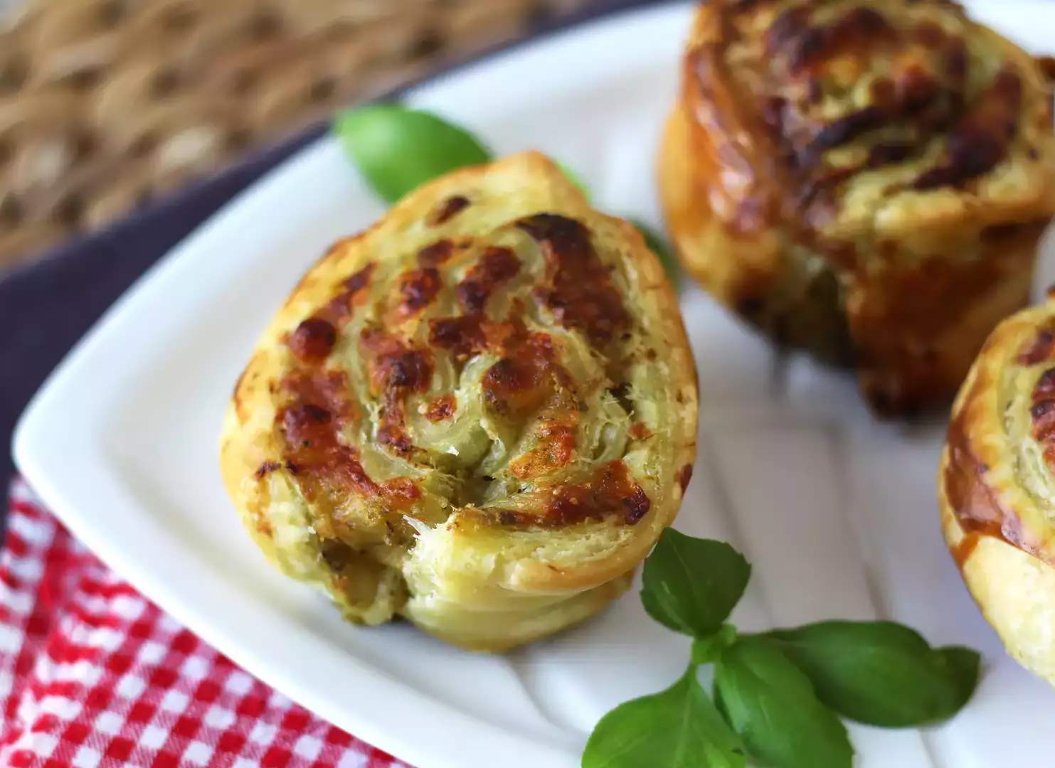 Mozzarella pesto bladerdeeggebakjes met air fryer, klaar in 15 minuten!