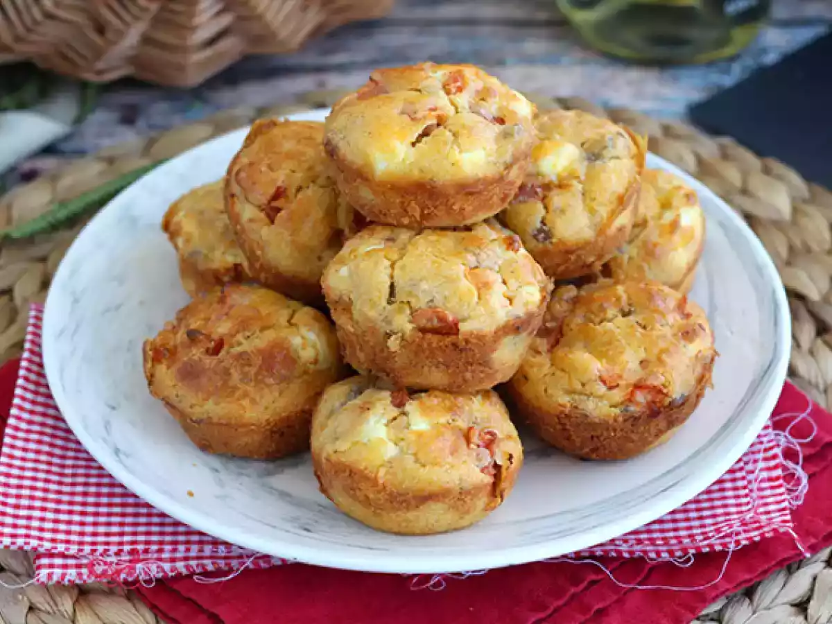Muffins met tonijn, tomaat en feta