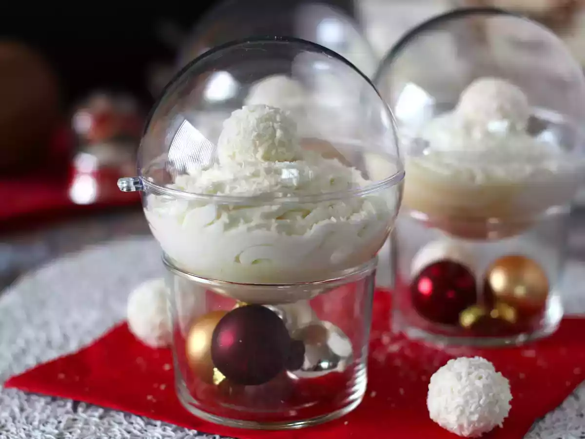 No-bake Raffaello kokosglaasjes - een sprookjesachtig dessert in een sneeuwbol