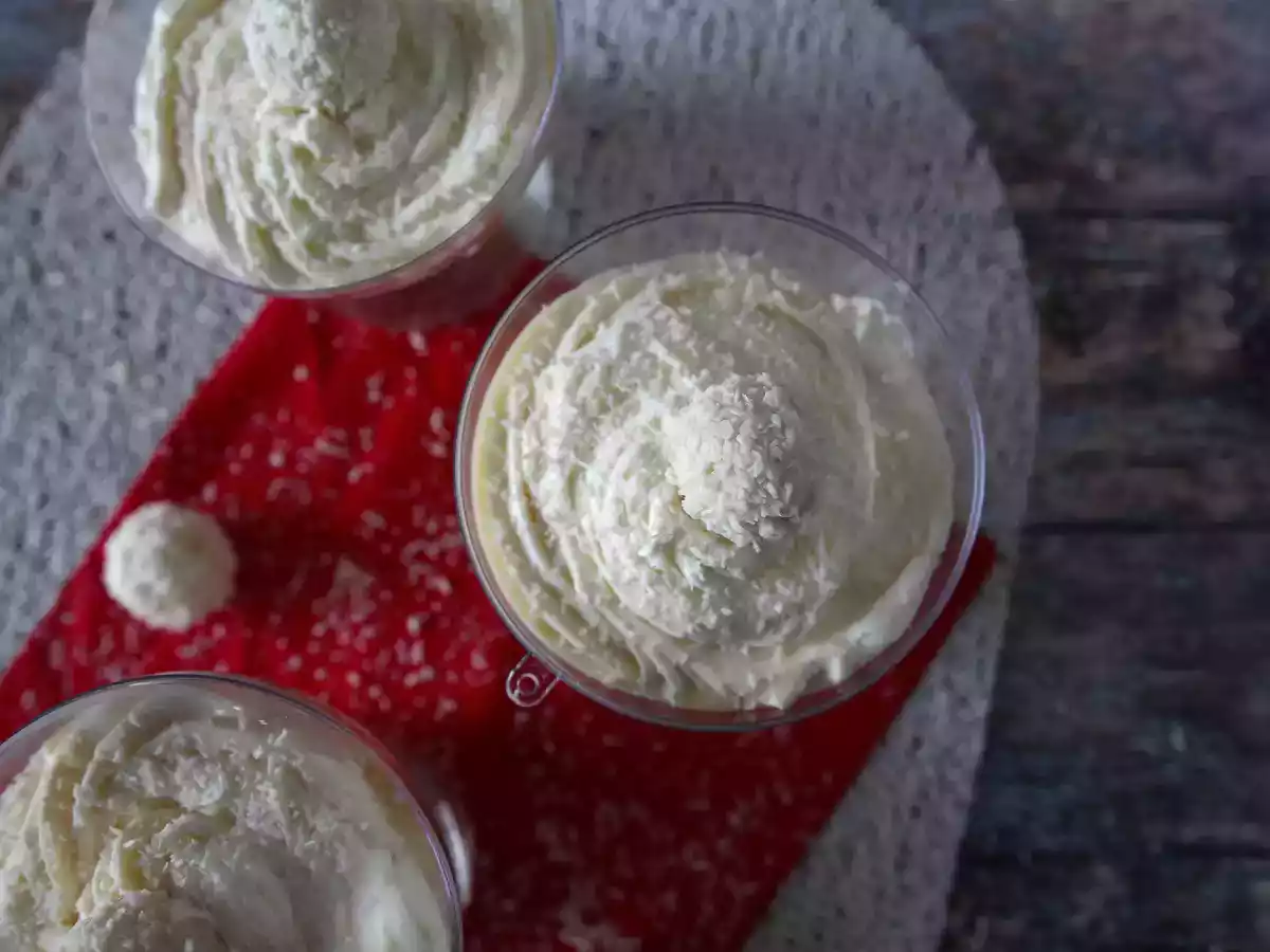 No-bake Raffaello kokosglaasjes - een sprookjesachtig dessert in een sneeuwbol - foto 4