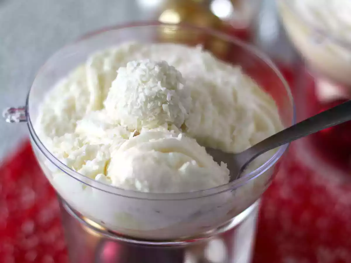 No-bake Raffaello kokosglaasjes - een sprookjesachtig dessert in een sneeuwbol - foto 5