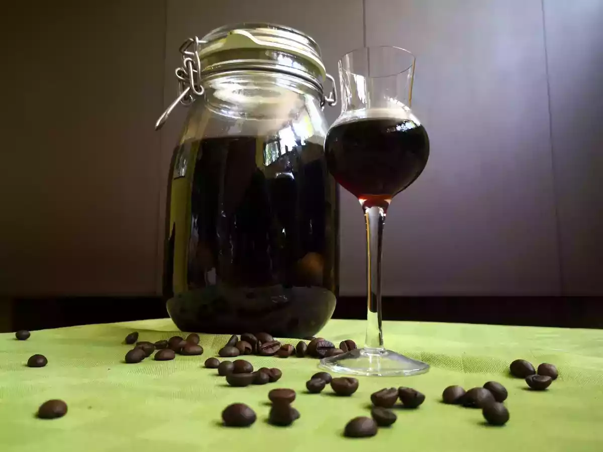 Nocino, het recept en de ingrediënten om het thuis te maken