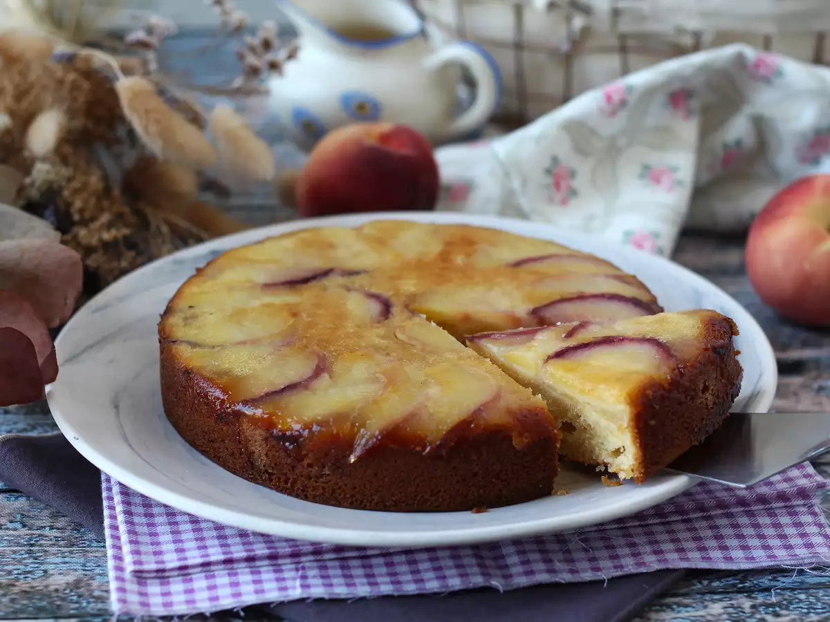 Omgekeerde perzikcake: smeuïg, zacht en gekaramelliseerd