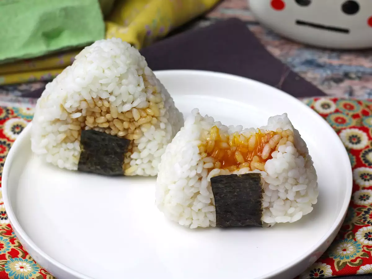Onigiri met in sojasaus geconserveerde eidooiers - foto 2