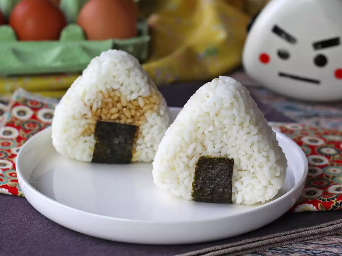 Onigiri met in sojasaus geconserveerde eidooiers - foto 4