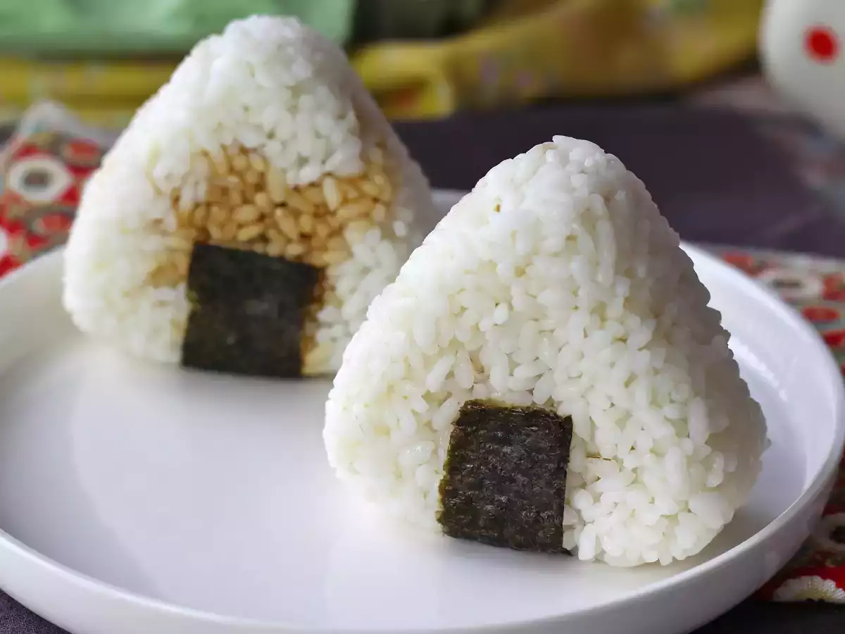 Onigiri met in sojasaus geconserveerde eidooiers - foto 5