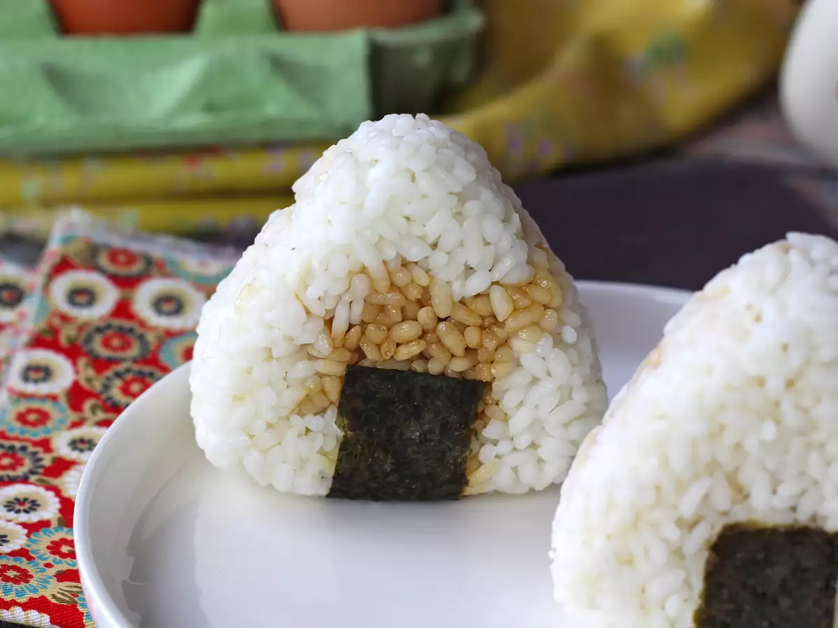 Onigiri met in sojasaus geconserveerde eidooiers - foto 6
