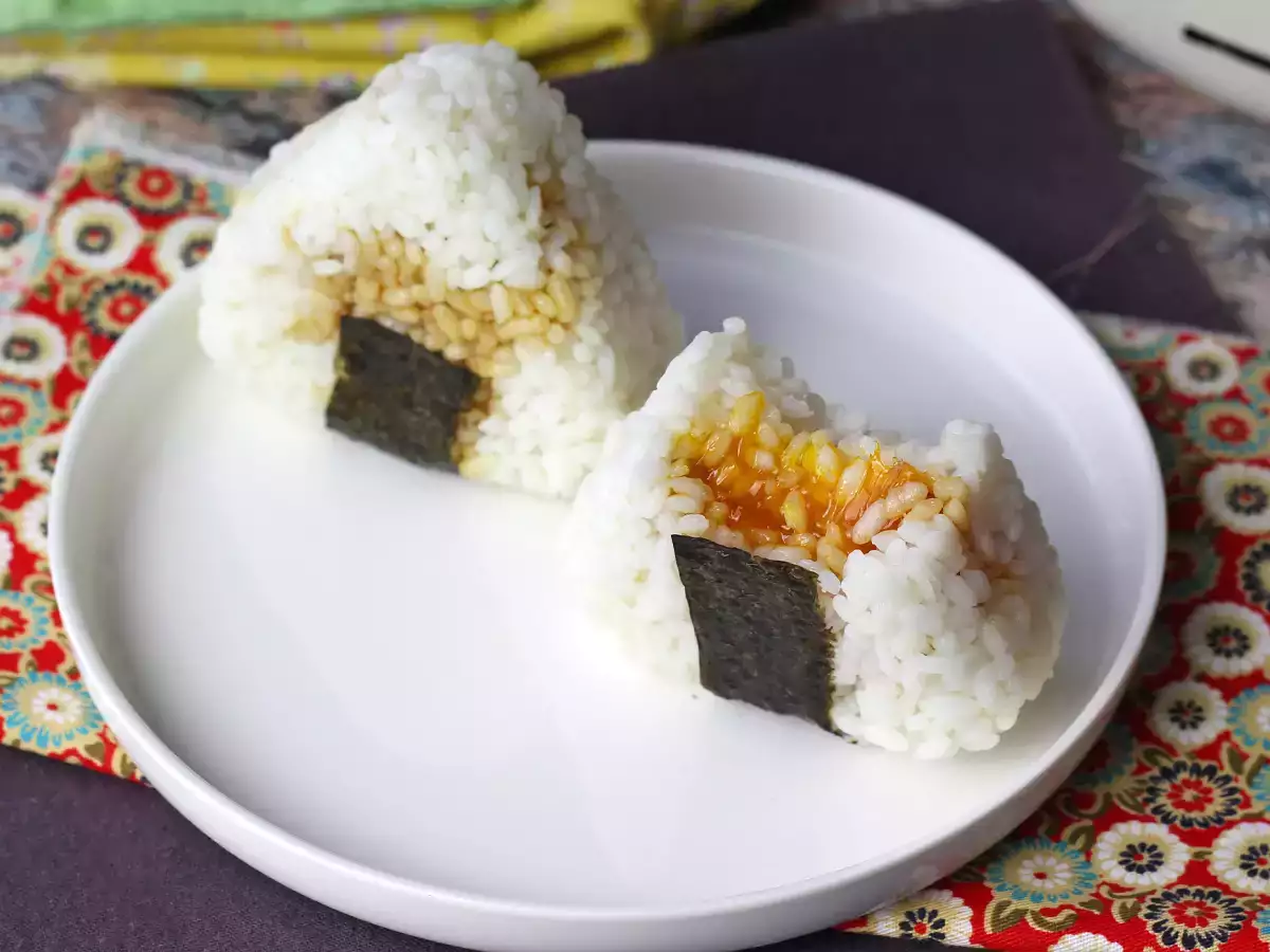 Onigiri met in sojasaus geconserveerde eidooiers - foto 8