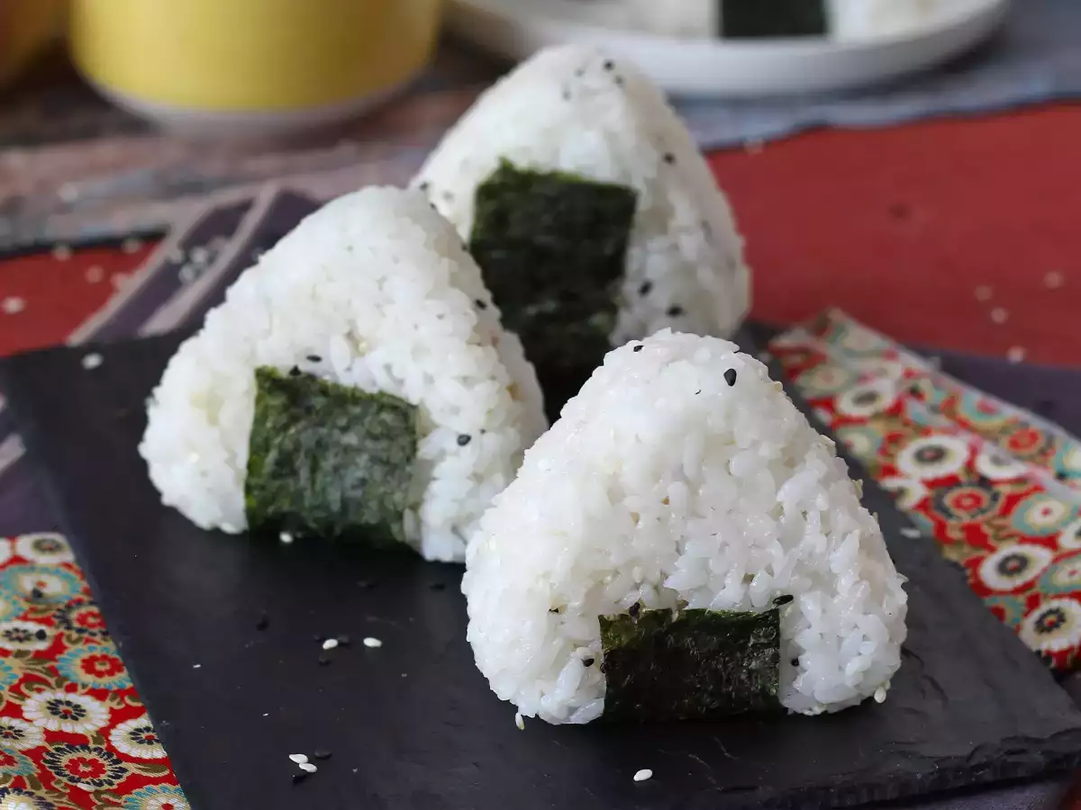 Onigiri met tonijn: het kleine Japanse driehoekige rijstsandwichje - おにぎり - foto 2