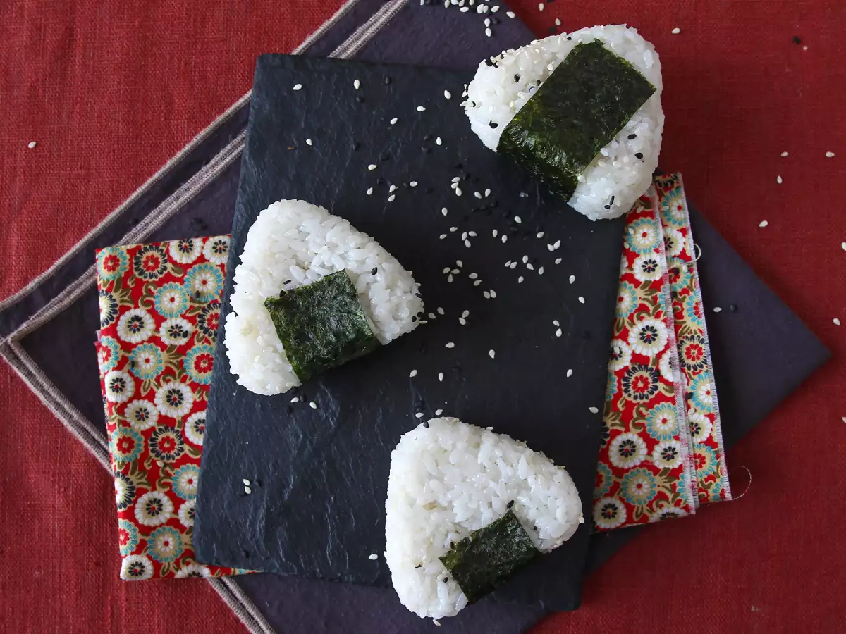 Onigiri met tonijn: het kleine Japanse driehoekige rijstsandwichje - おにぎり - foto 5