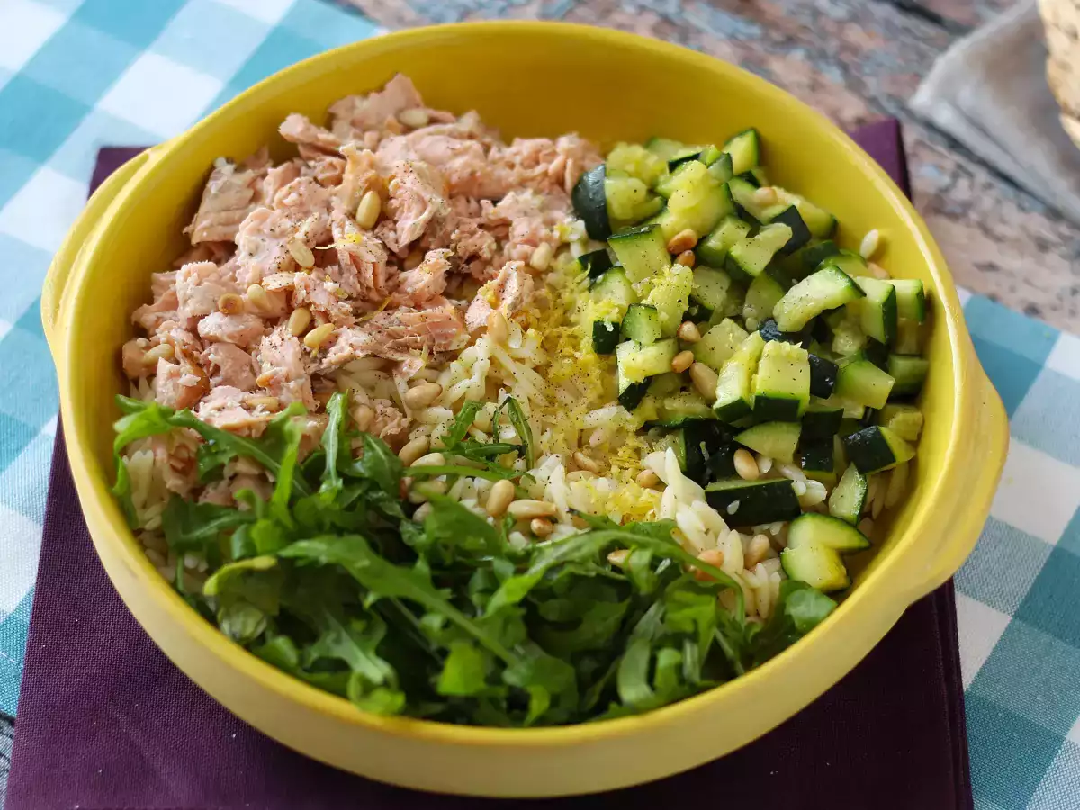Orzo pastasalade met zalm en courgette