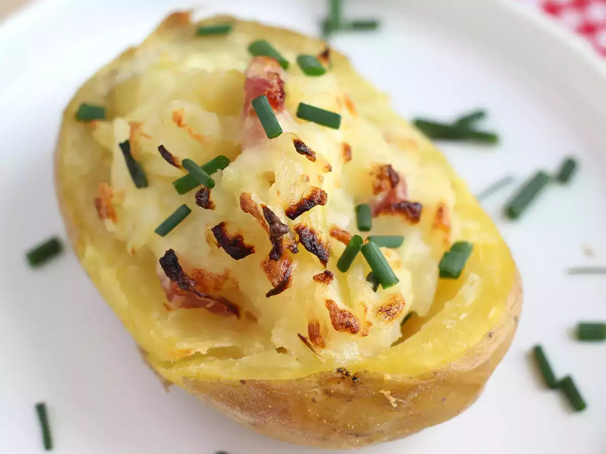 Ovengebakken aardappelen gevuld met spekreepjes en kaas
