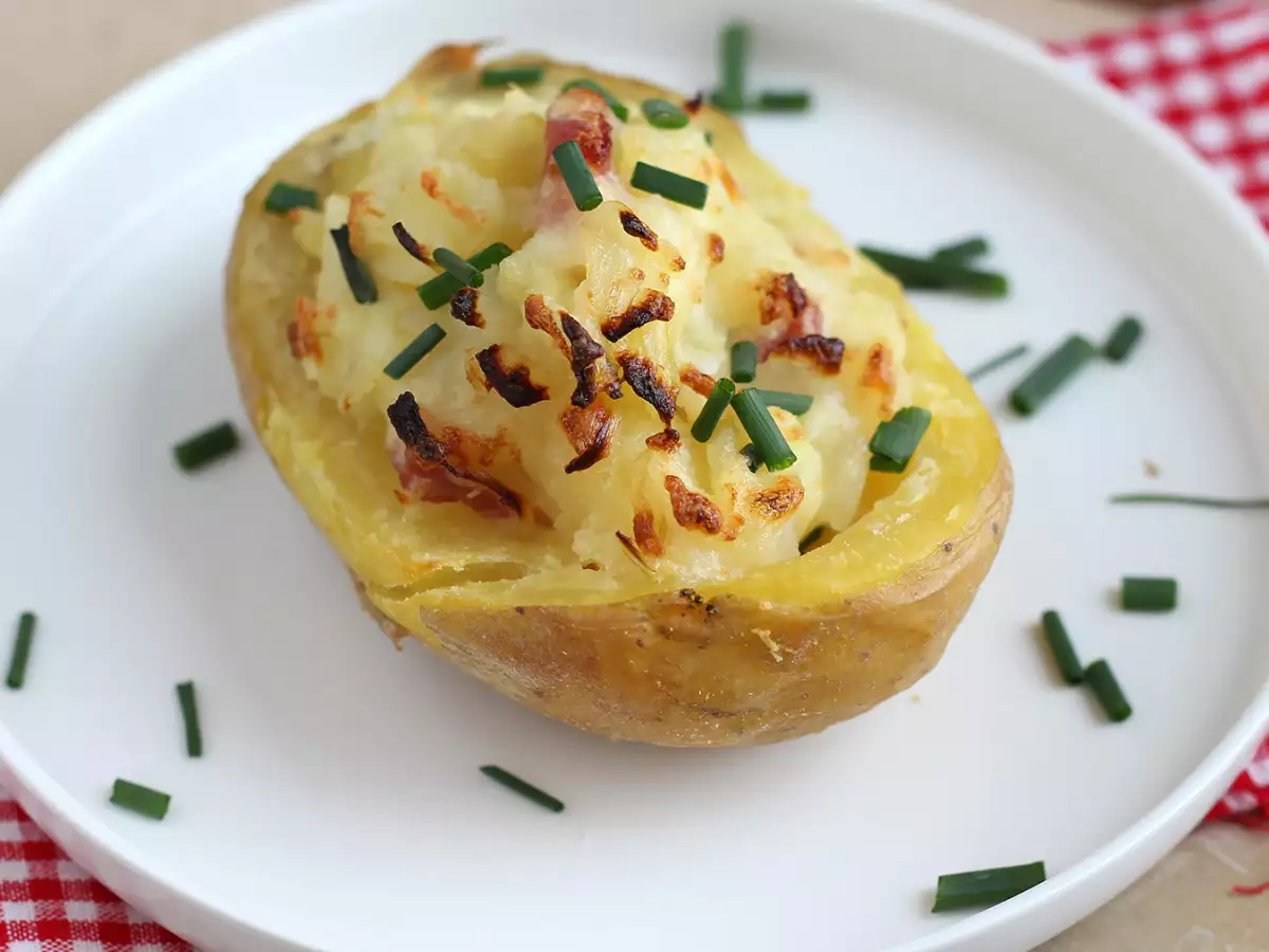 Ovengebakken aardappelen gevuld met spekreepjes en kaas - foto 4
