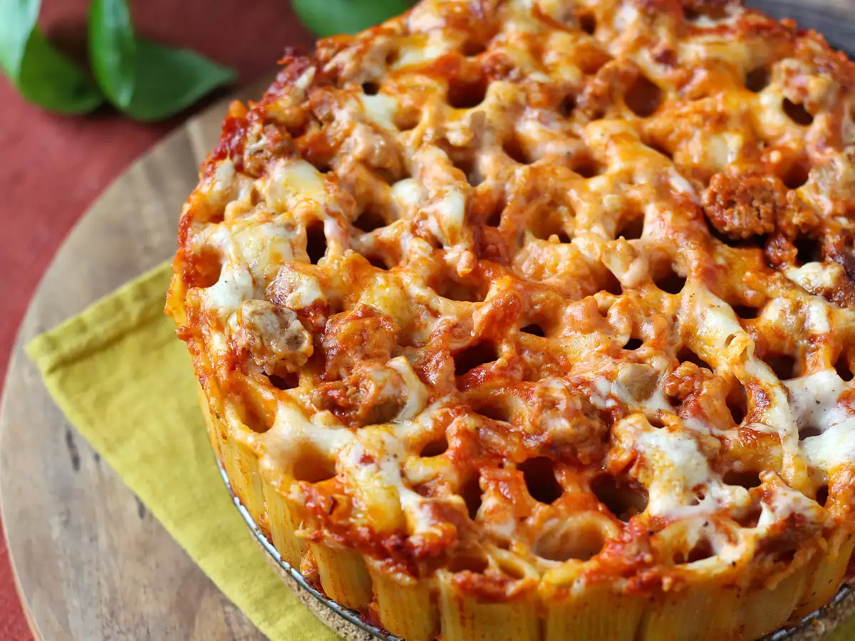 Ovengebakken rigatoni-timballo met worst, bechamelsaus en mozzarella - foto 2