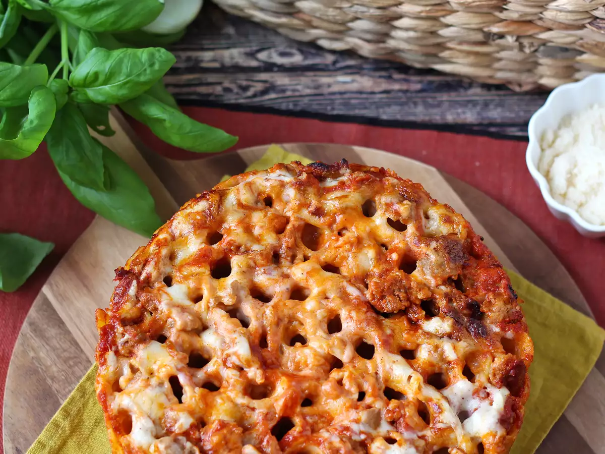 Ovengebakken rigatoni-timballo met worst, bechamelsaus en mozzarella - foto 3