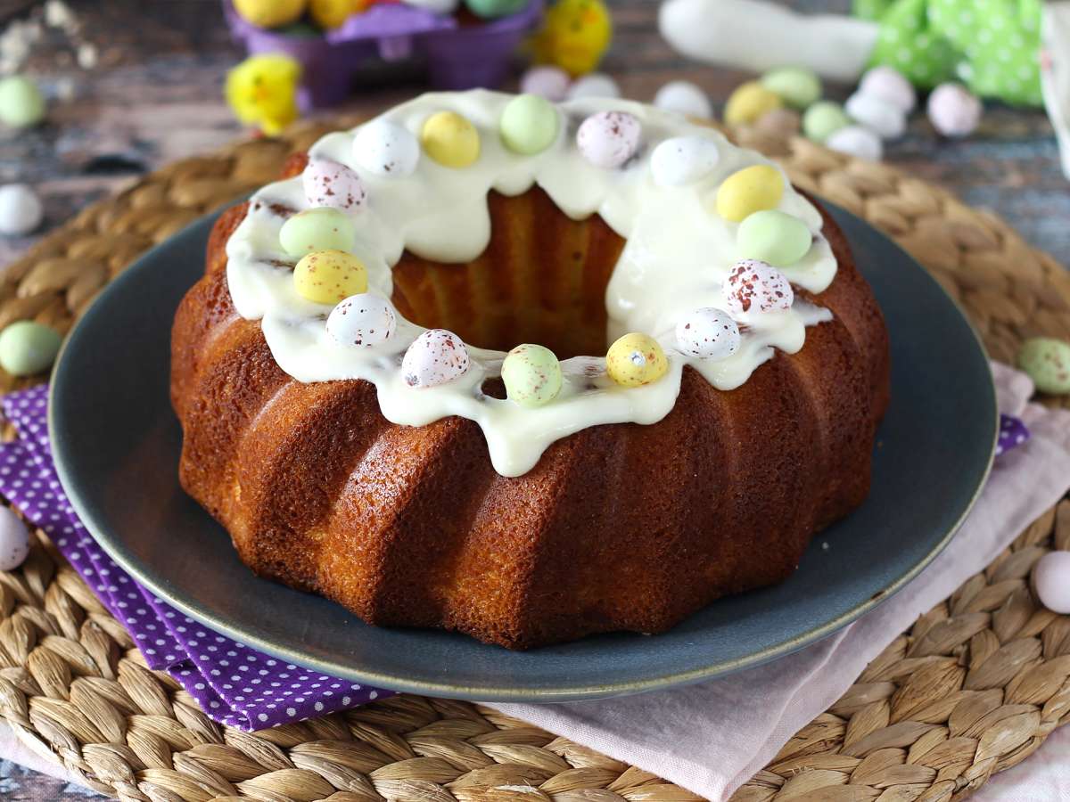 Paasbundtcake met citroen en witte chocolade