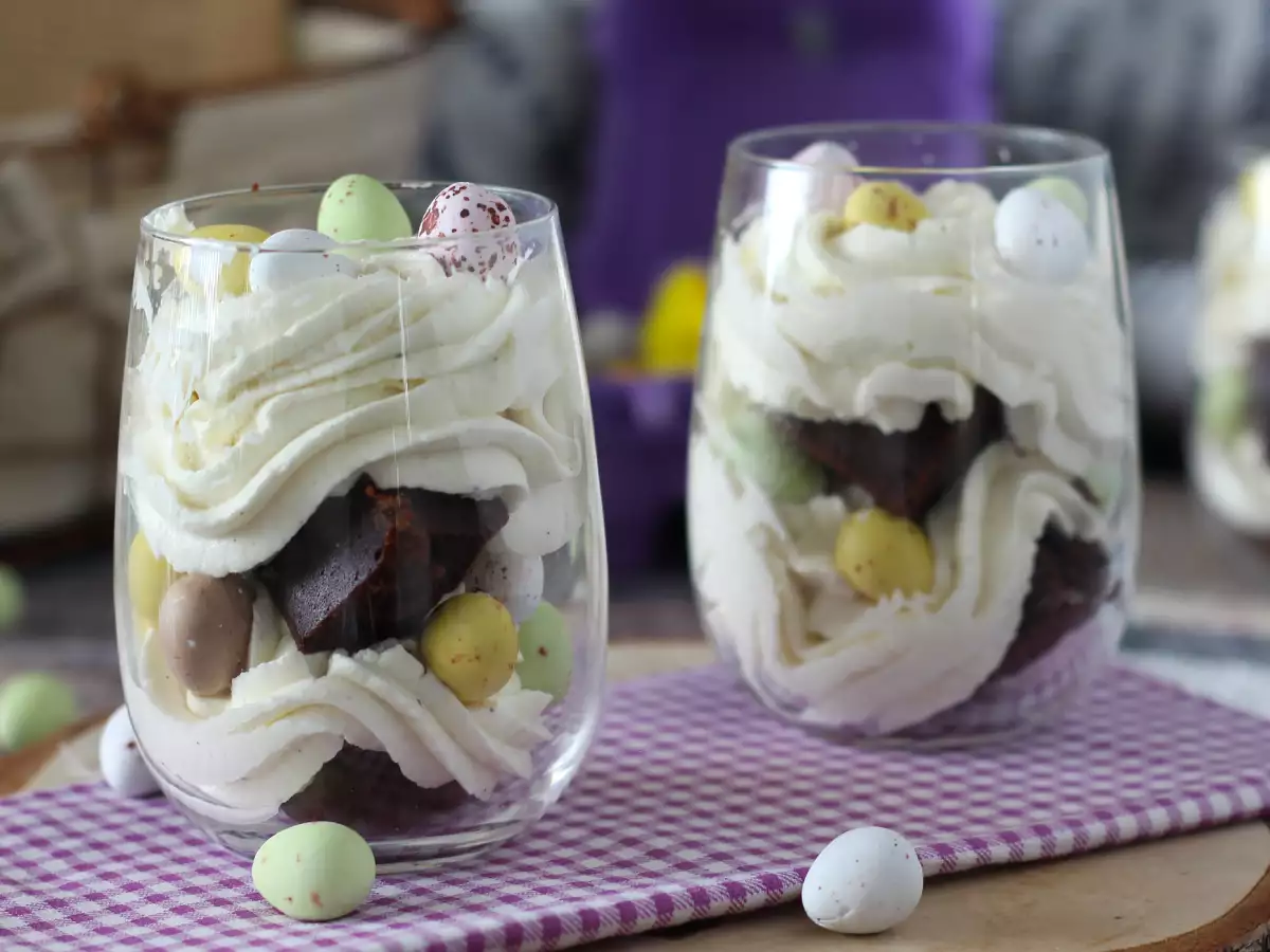 Paasdessert in glaasjes met brownie en slagroom - foto 6