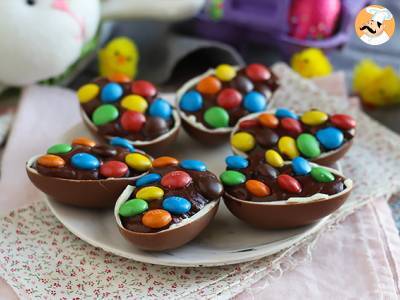 Paaseieren gevuld met chocolade dessertroom en M&M's - foto 3