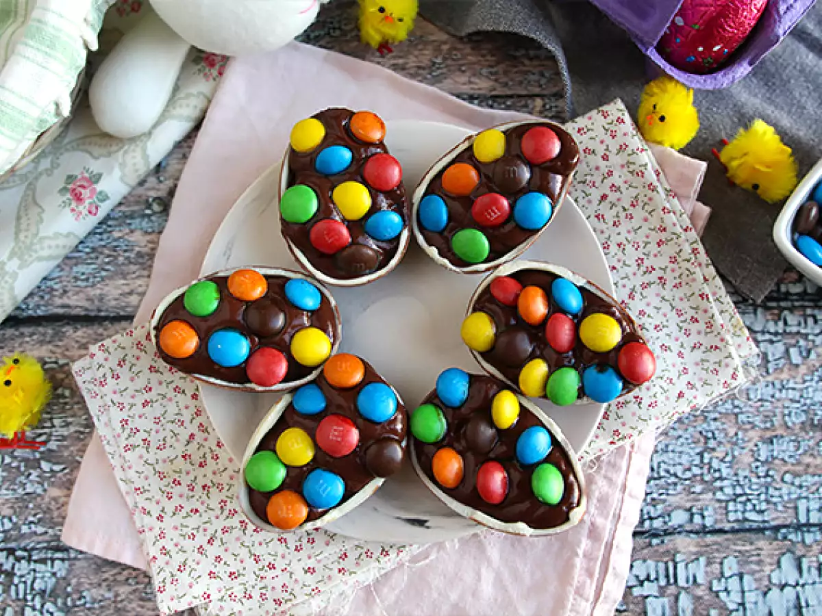 Paaseieren gevuld met chocolade dessertroom en M&M's
