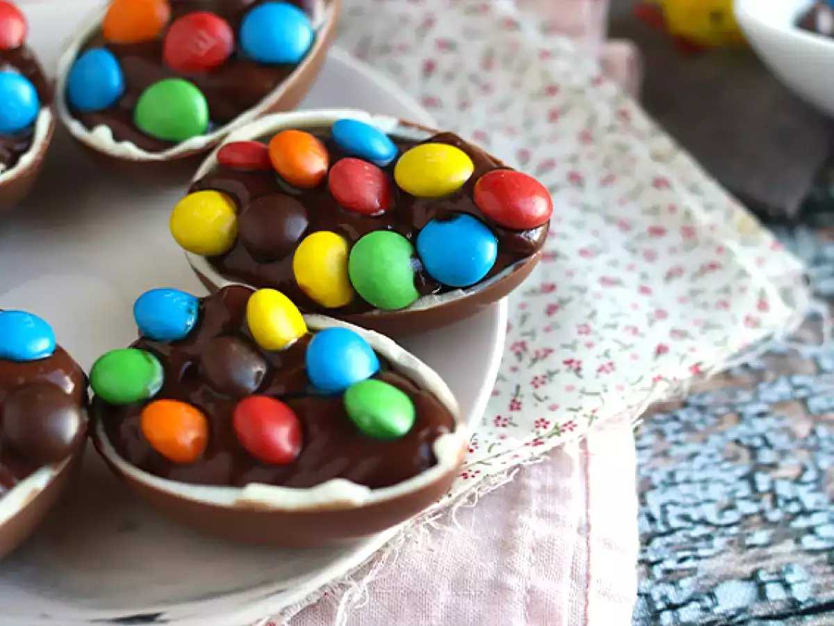 Paaseieren gevuld met chocolade dessertroom en M&M's - foto 2