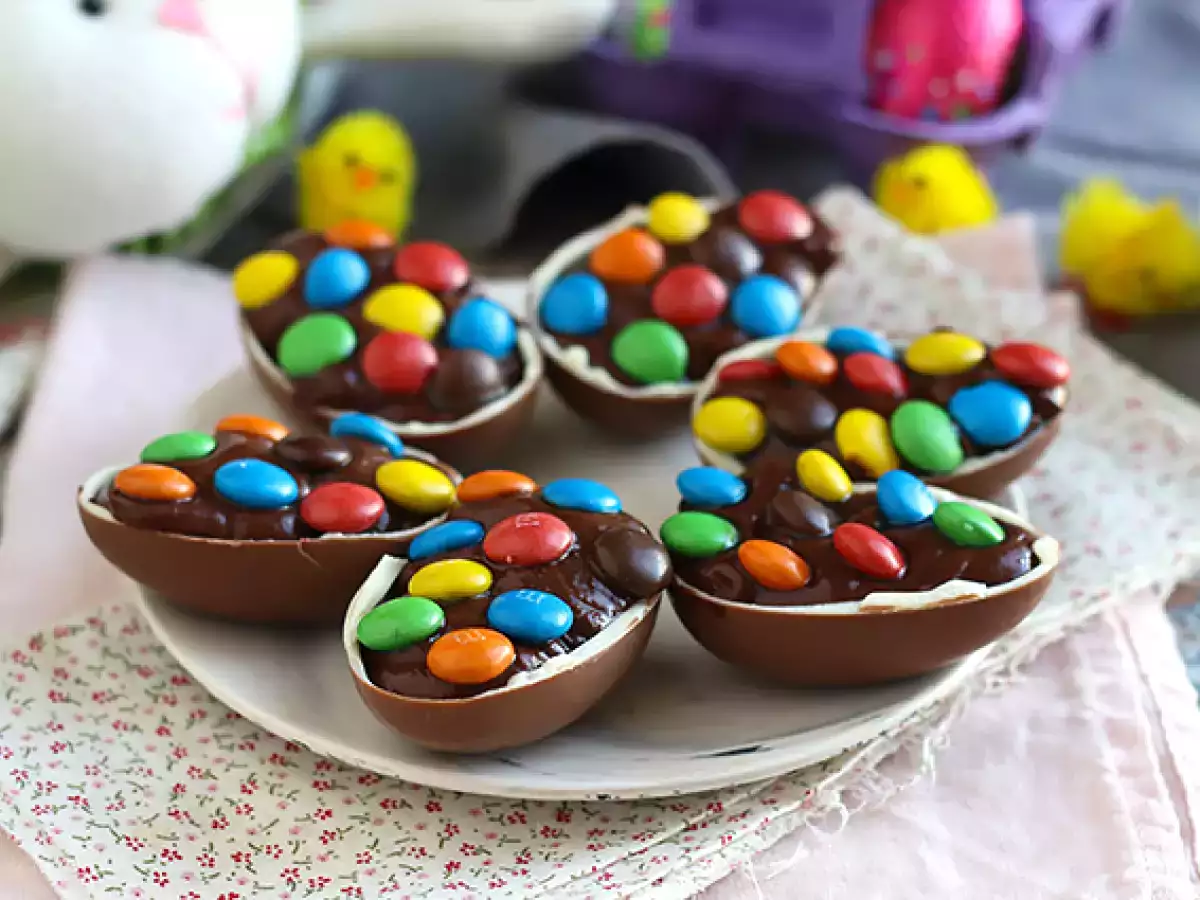 Paaseieren gevuld met chocolade dessertroom en M&M's - foto 3