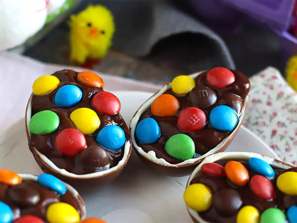 Paaseieren gevuld met chocolade dessertroom en M&M's - foto 4