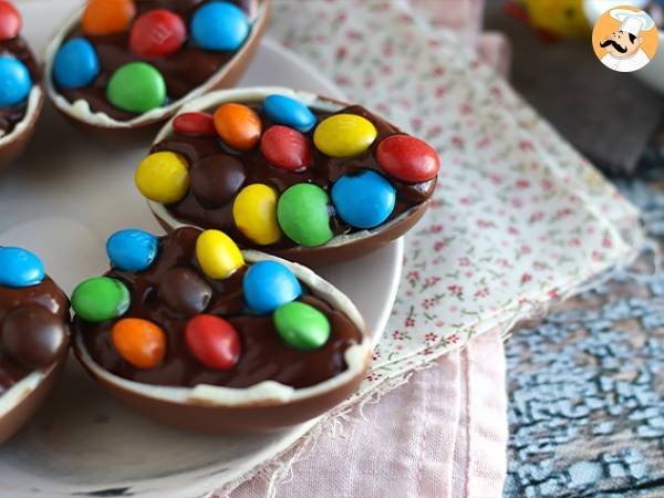 Paaseieren gevuld met chocolade dessertroom en M&M's - foto 2