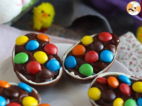 Paaseieren gevuld met chocolade dessertroom en M&M's - foto 4