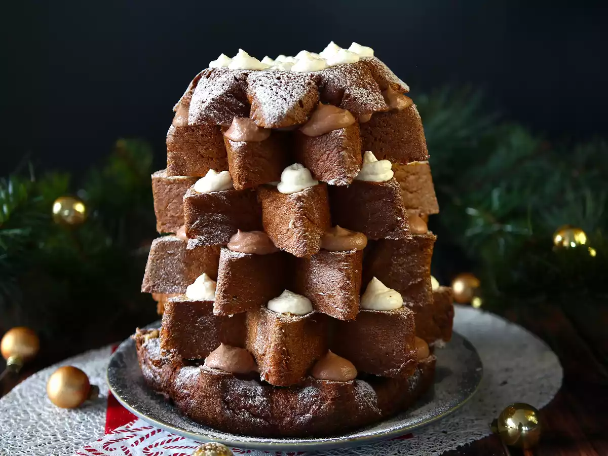 Pandoro brioche gevuld met Nutella crème en vanillecrème in de vorm van een kerstboom