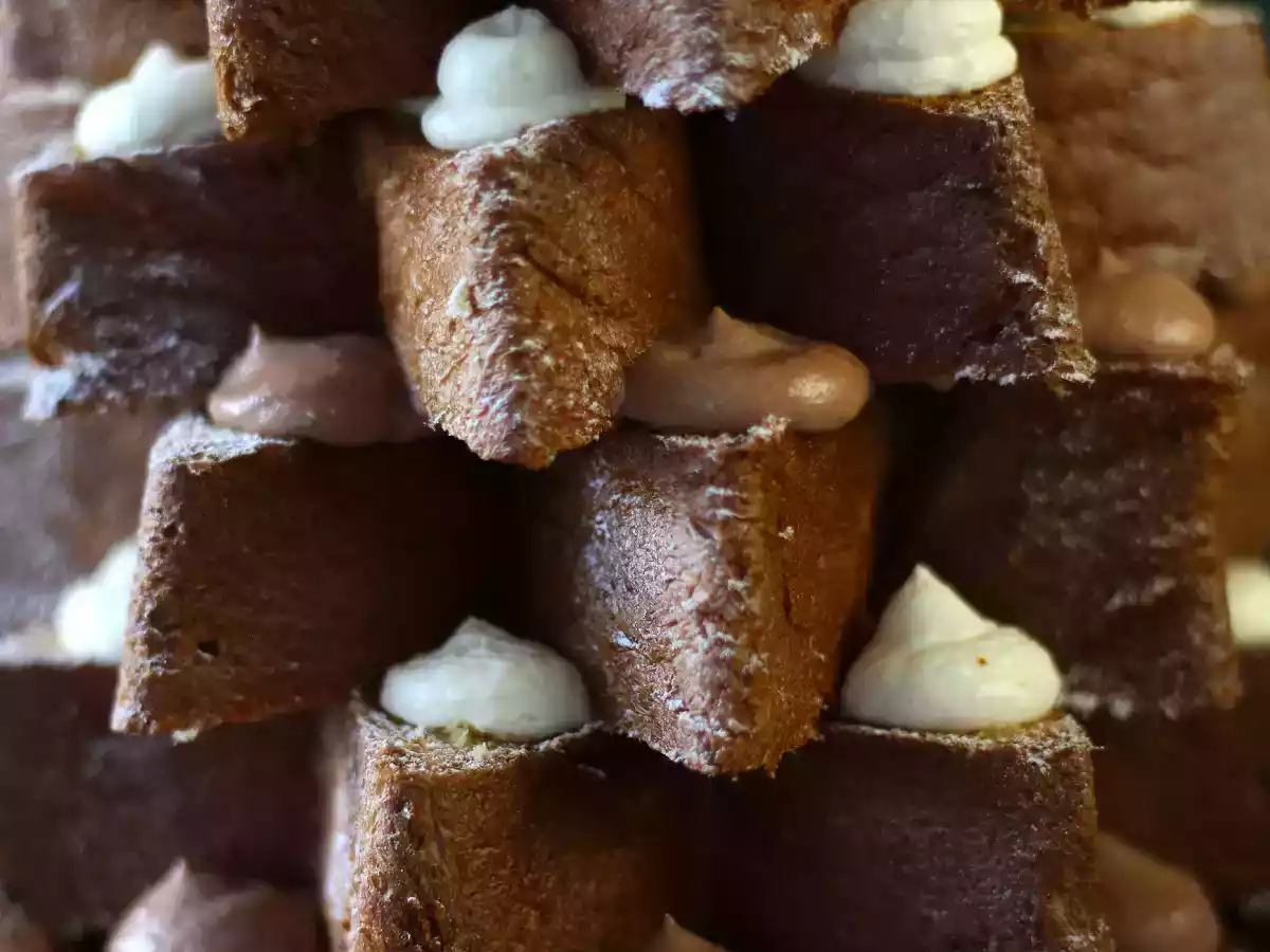 Pandoro brioche gevuld met Nutella crème en vanillecrème in de vorm van een kerstboom - foto 2