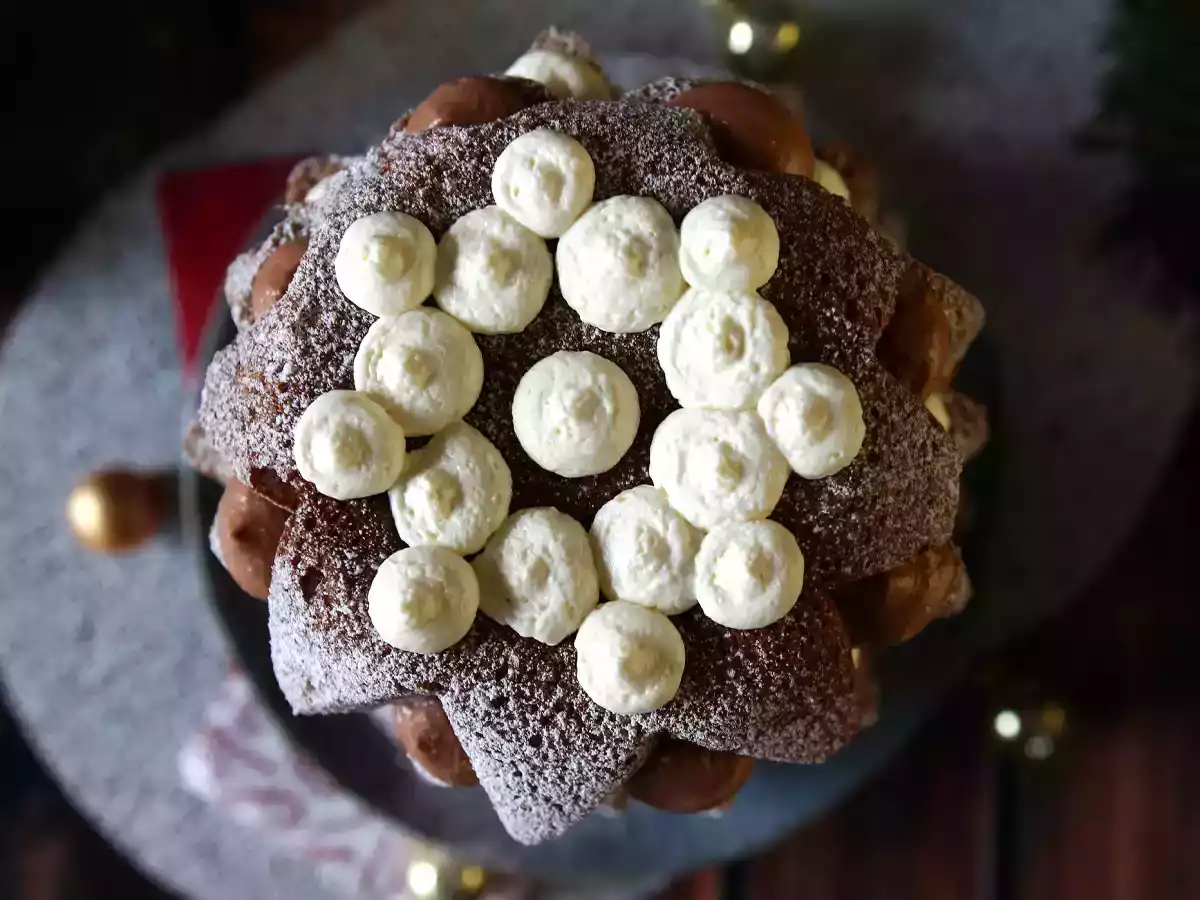 Pandoro brioche gevuld met Nutella crème en vanillecrème in de vorm van een kerstboom - foto 3