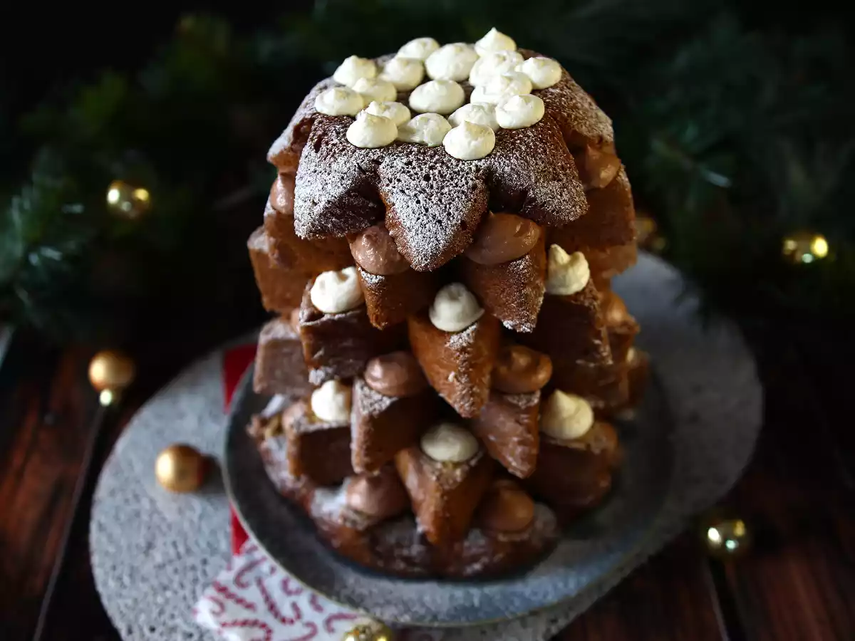 Pandoro brioche gevuld met Nutella crème en vanillecrème in de vorm van een kerstboom - foto 5