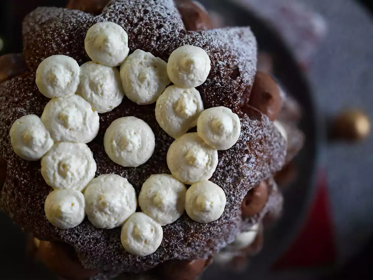 Pandoro brioche gevuld met Nutella crème en vanillecrème in de vorm van een kerstboom - foto 8
