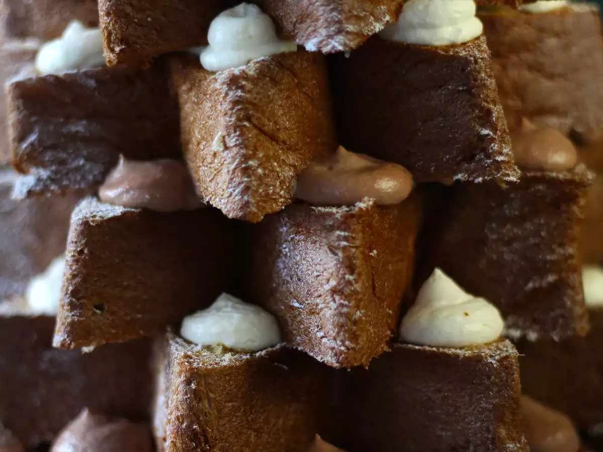 Pandoro-brioche gevuld met Nutella- en vanillecrème, in de vorm van een kerstboom - foto 2