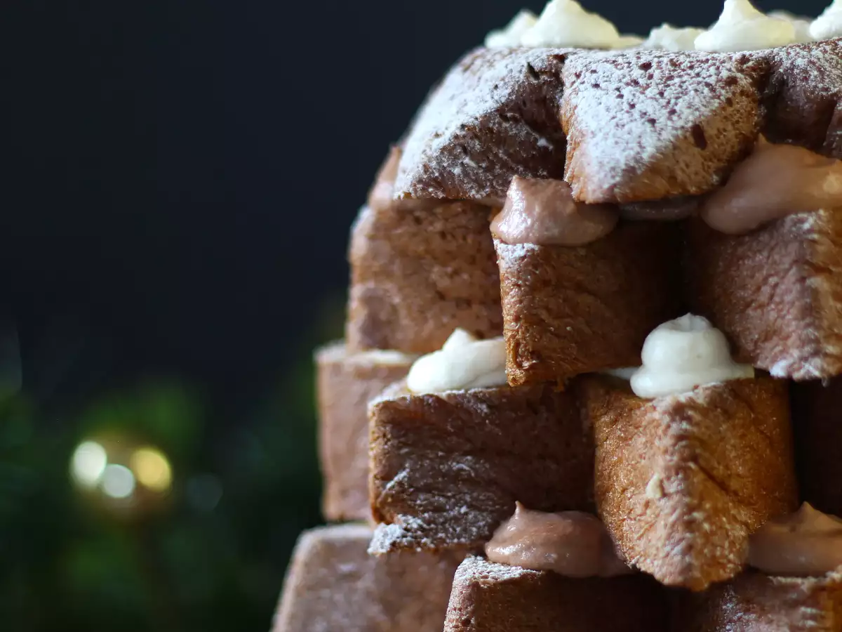 Pandoro-brioche gevuld met Nutella- en vanillecrème, in de vorm van een kerstboom - foto 4