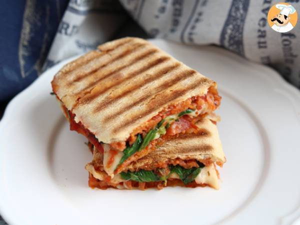 Panini met chorizo en emmentaler