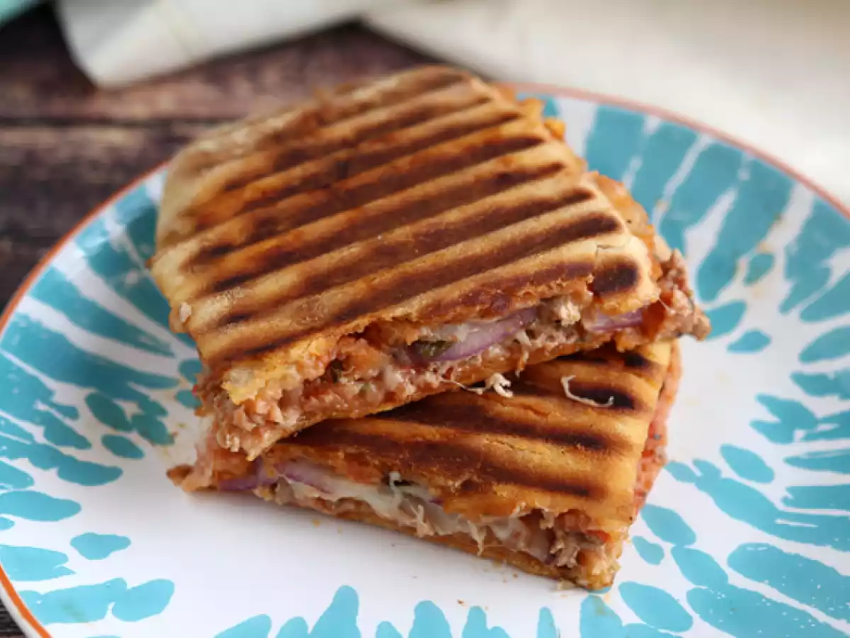 Panini met tonijn, tomaat en kappertjes