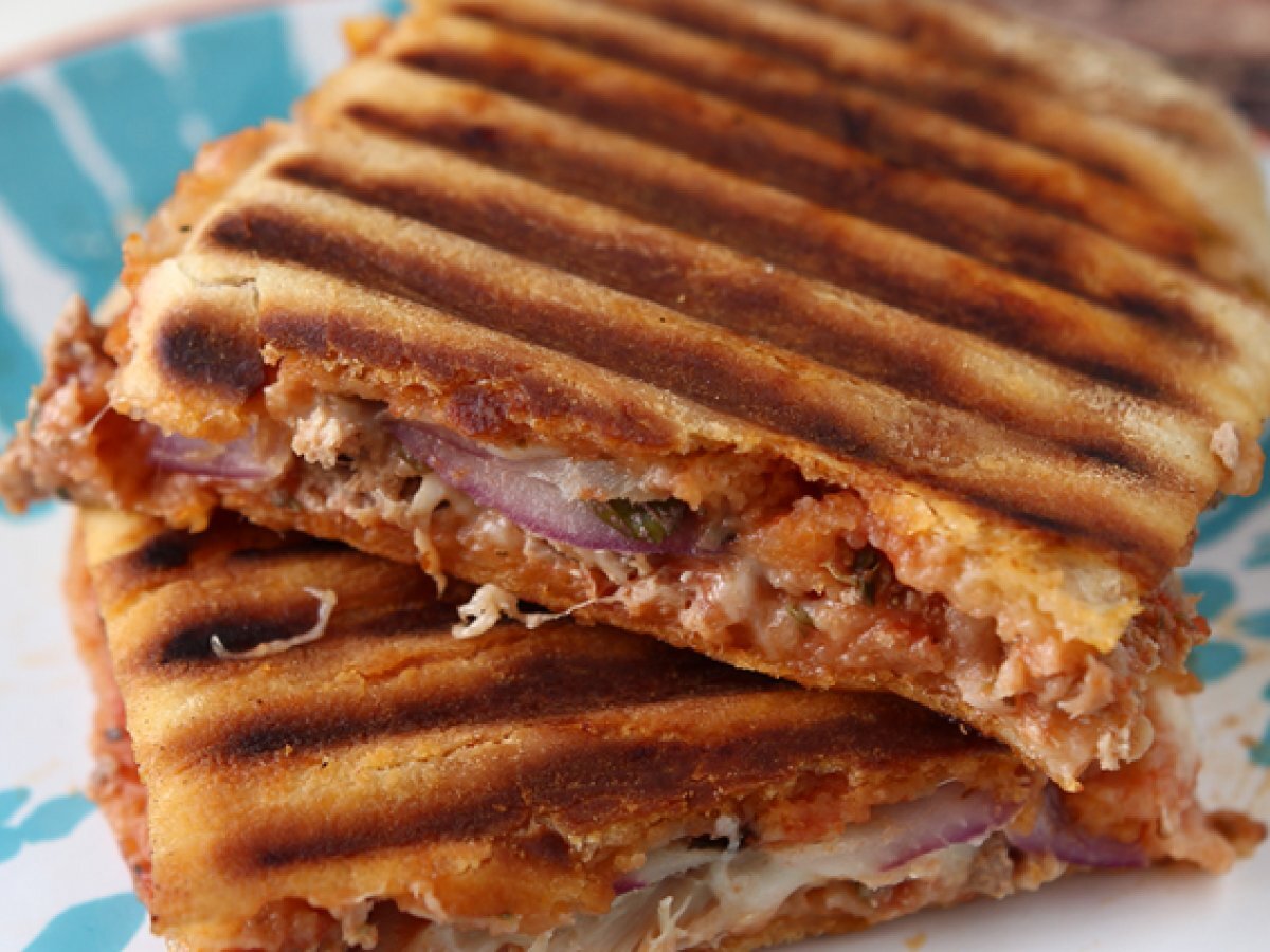 Panini met tonijn, tomaat en kappertjes - foto 3