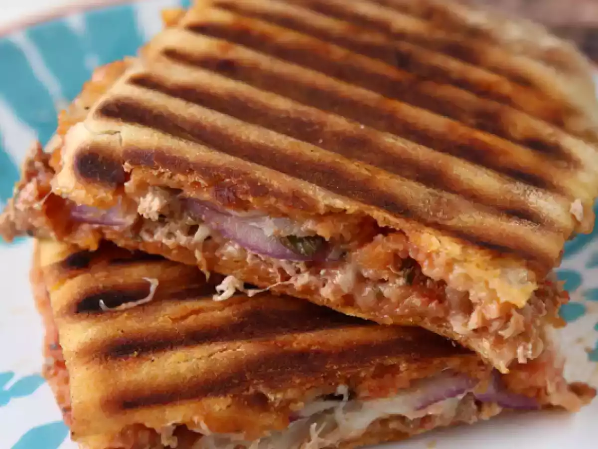 Panini met tonijn, tomaat en kappertjes - foto 3