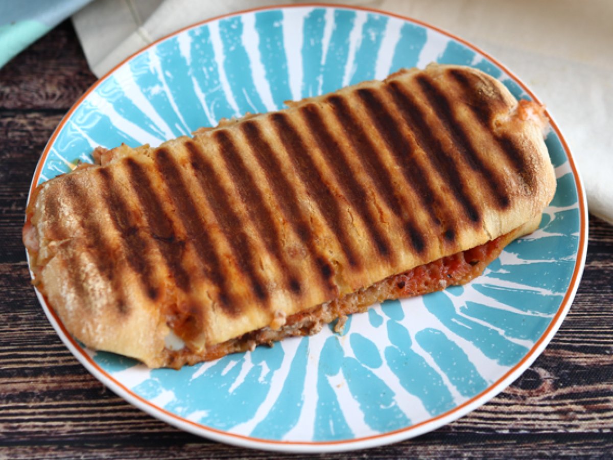 Panini met tonijn, tomaat en kappertjes - foto 4