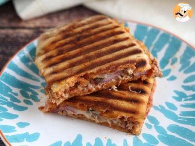 Panini met tonijn, tomaat en kappertjes