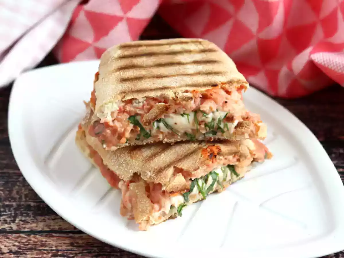 Panini met zalm, mozzarella en dille