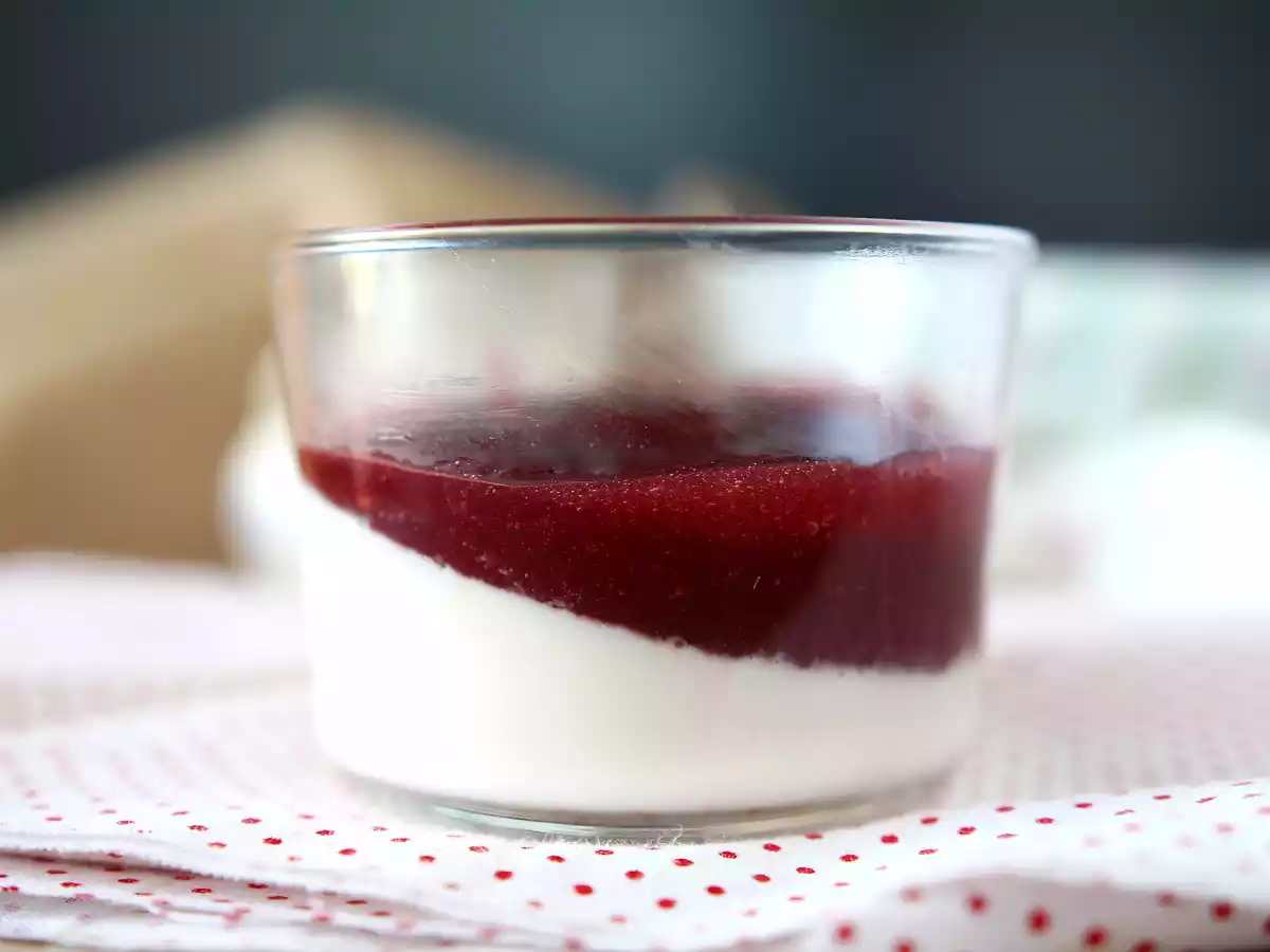 Panna cotta met bessencoulis - foto 2