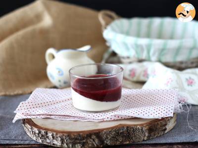 Panna cotta met bessencoulis