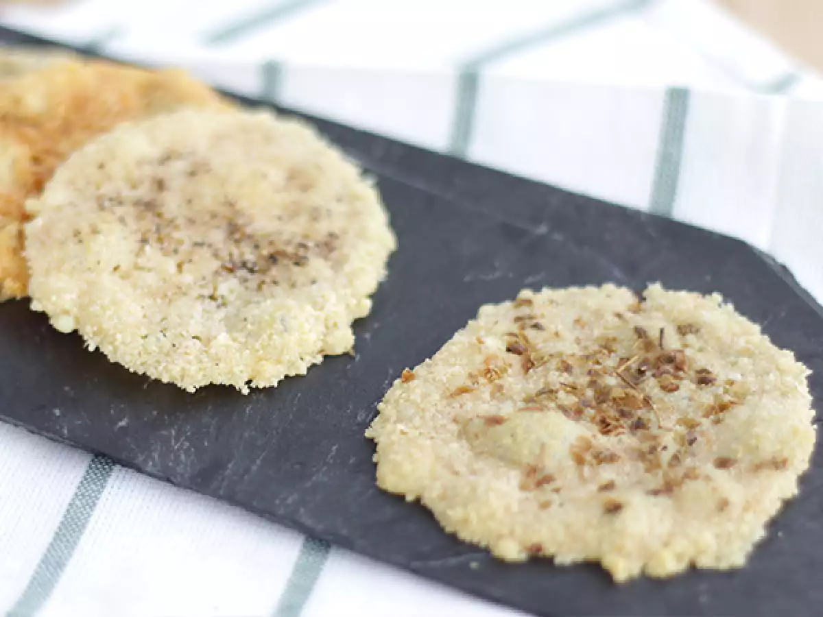 Parmezaanse kaaschips met kruiden en specerijen