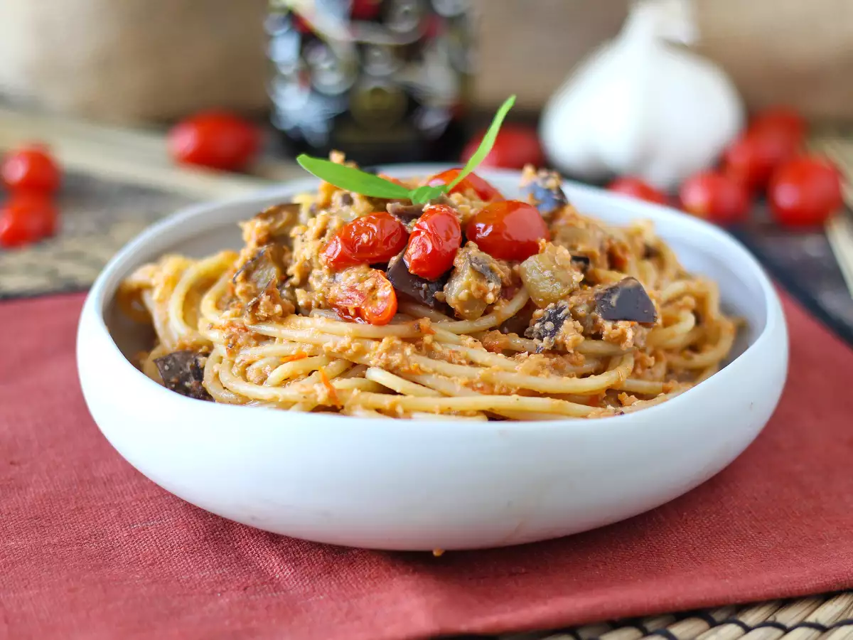 Pasta met auberginecrème en kerstomaatjes: eenvoudig en heerlijk recept