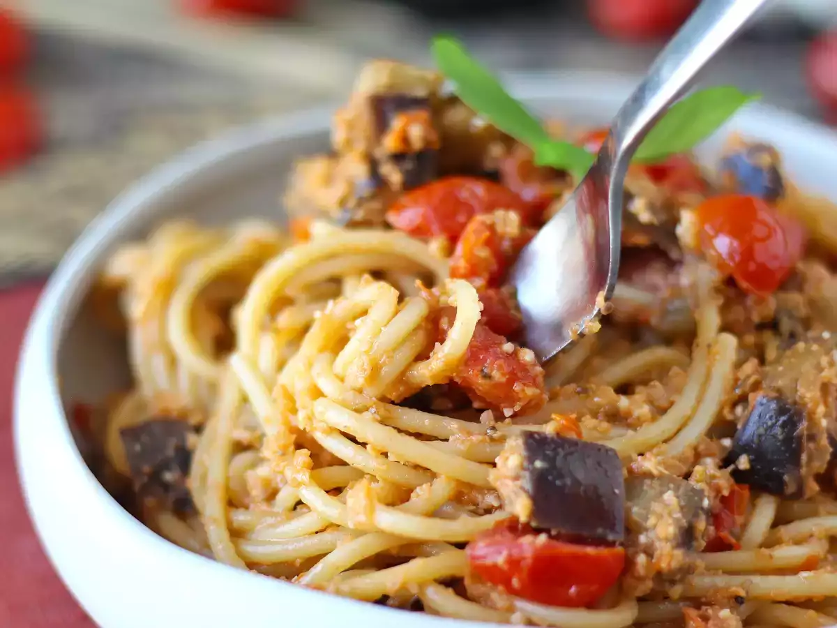 Pasta met auberginecrème en kerstomaatjes: eenvoudig en lekker recept - foto 2