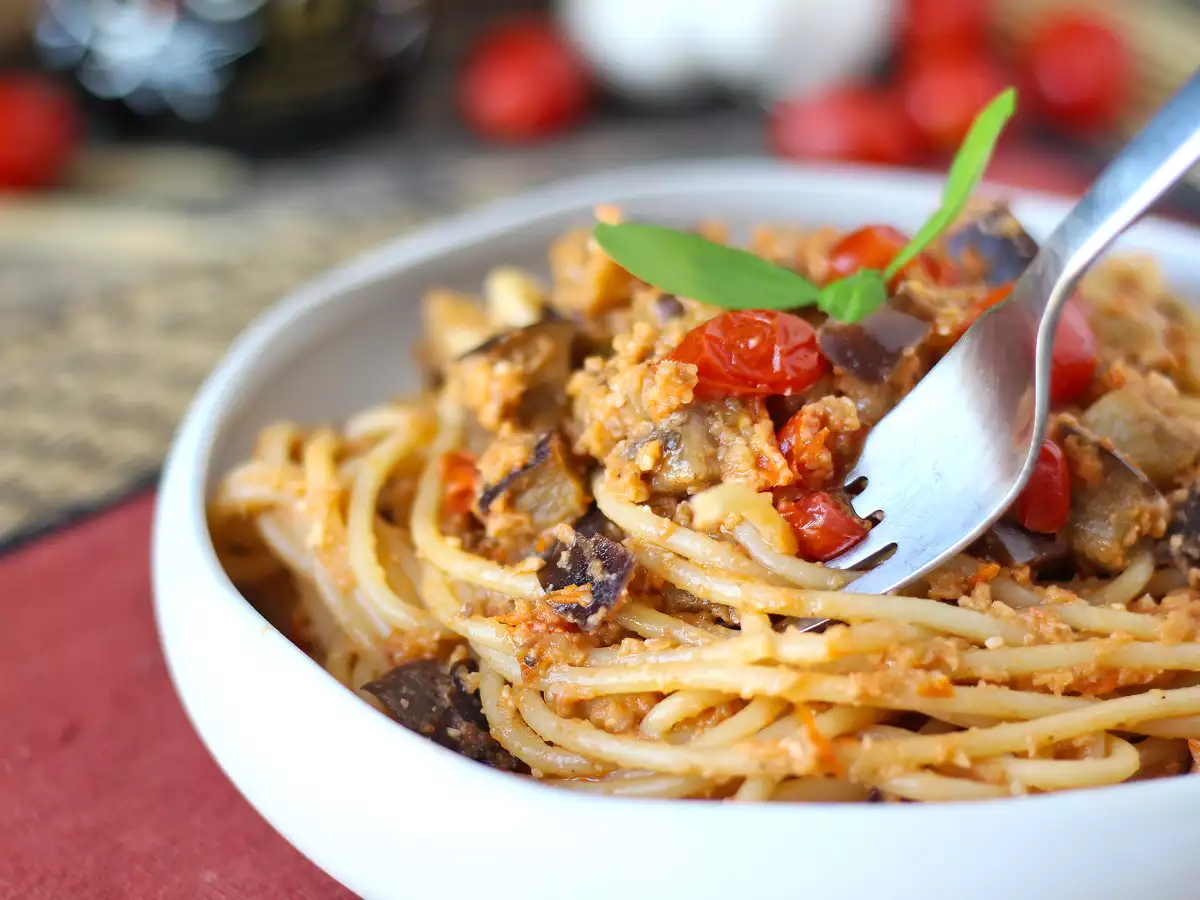 Pasta met auberginecrème en kerstomaatjes: eenvoudig en lekker recept - foto 3