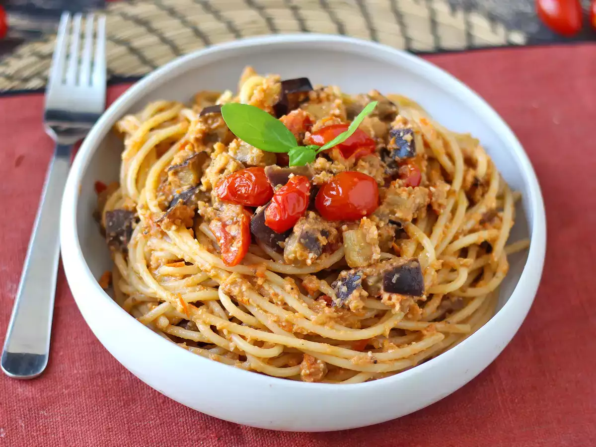 Pasta met auberginecrème en kerstomaatjes: eenvoudig en lekker recept - foto 4