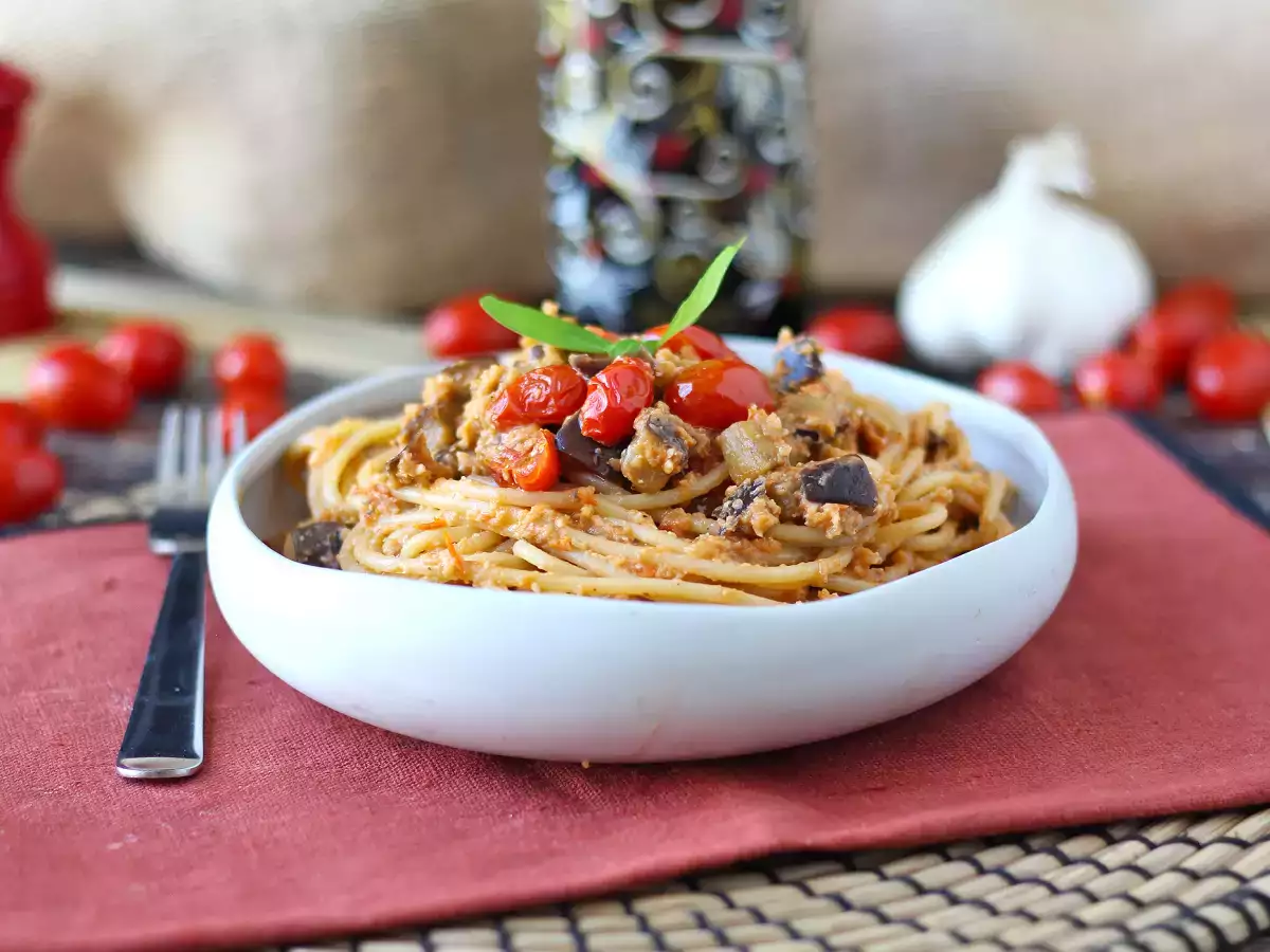 Pasta met auberginecrème en kerstomaatjes: eenvoudig en lekker recept - foto 5